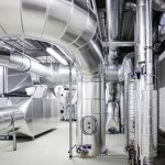 Silberne große Metalrohre innerhalb eines Gebäudes