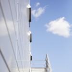 Treppe seitlich am Gebäude von unten nach oben fotografiert