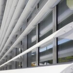 Nahaufnahme Fensterfront mit Stahllamellen in weiß