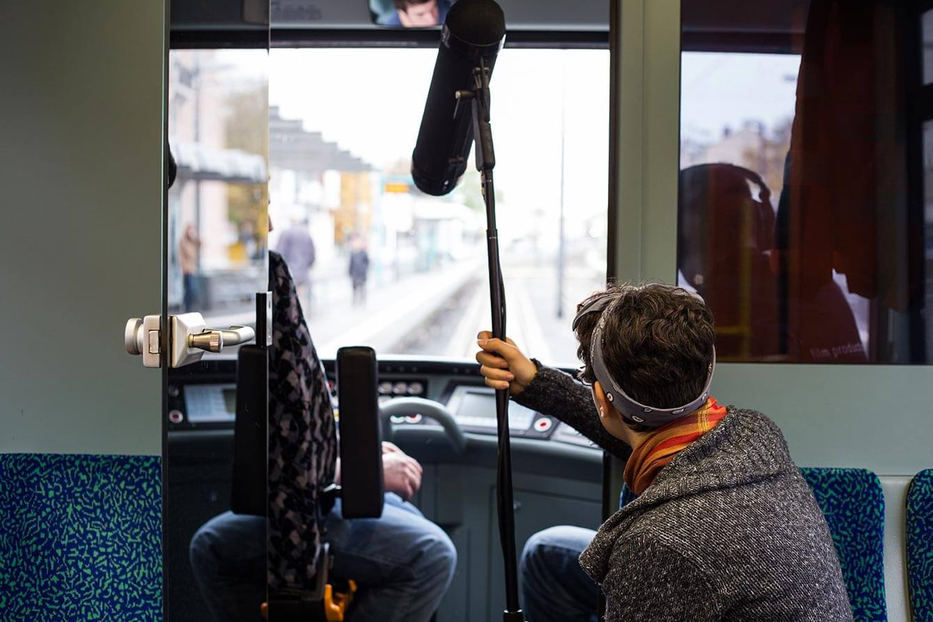 Person mit Mikroangel in der Bahn hinter dem Führungshaus des Schaffners