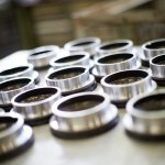 Mehrere runde Metallbauteile auf einem Tisch liegen