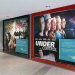 Wandplakate der VGF an der Wand einer Unterführung