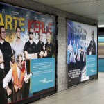 Wandplakate der VGF an der Wand einer unterirdischen Haltestelle