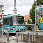 U3 Richtung Südbahnhof fährt an der Haltestelle an der "Aßlarer Straße" ein.