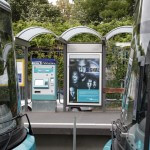 "The Signal" Plakat an der Haltestelle neben dem Fahrkartenautomaten zwischen zwei Wagons zu sehen