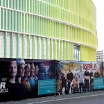 Plakate der VGF zur Imagekampagne nebeneinander am Bauzaun