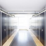 Umkleidekabine mit blauen Schließfächern rechts und links