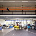 Person fährt einen Gabelstapler durch ein Gebäude mit Baumaterialien