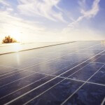 Nahaufnahme einer Solaranlage auf dem Dach mit Blick Richtung Himmel