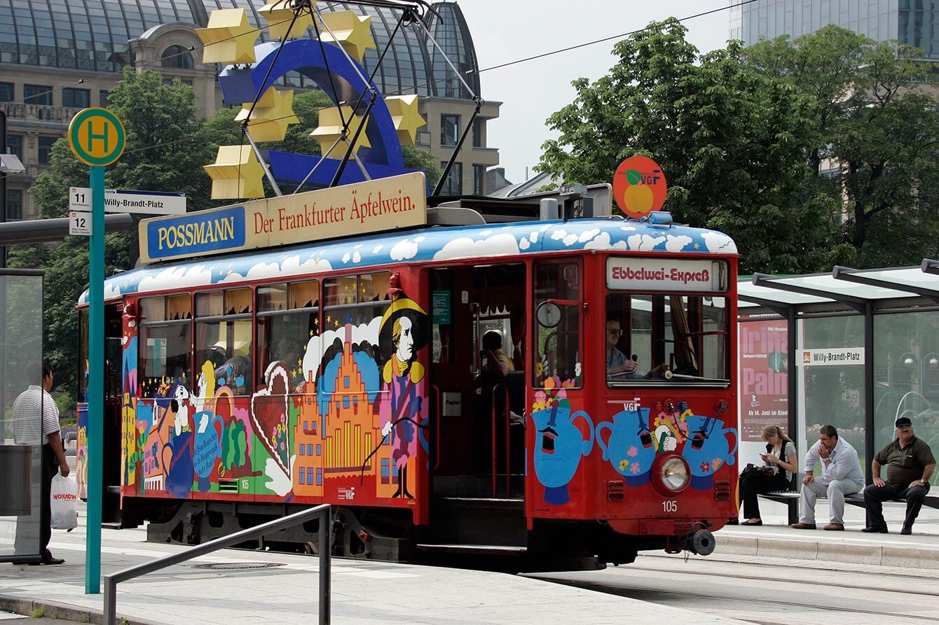 Ebbelwei-Expreß an der Haltestelle Williy-Brandt-Platz