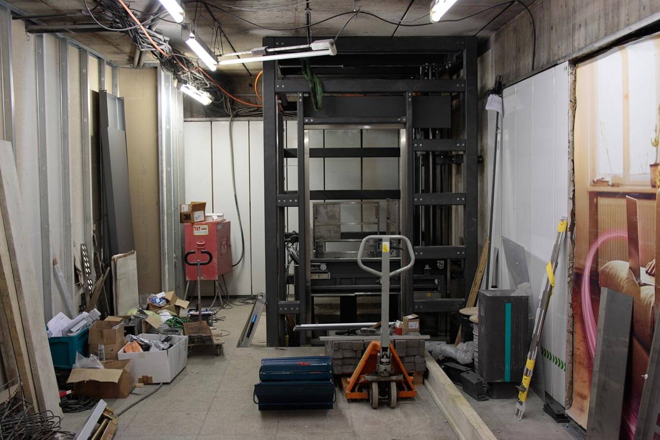 Bauarbeiten an einem Fahrstuhl