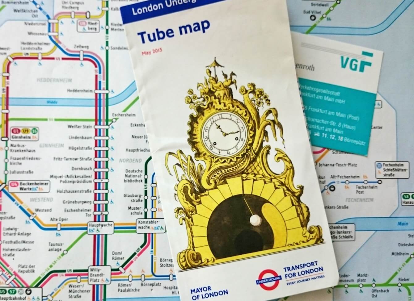 Ausschnitt Linienfahrplan Frankfurt und darüber der Flyer der "Tube map" aus London.