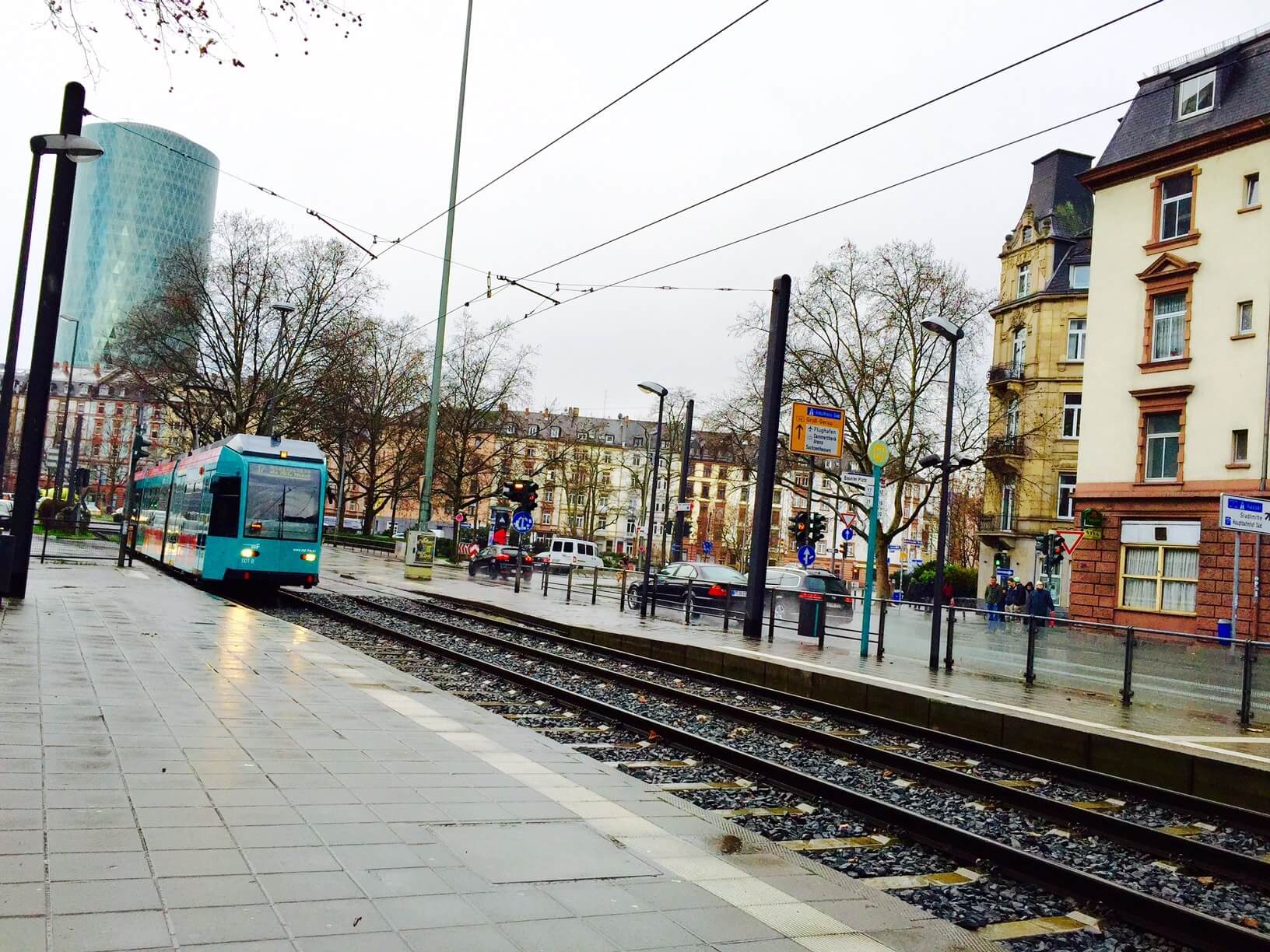 Bahn der VGF fährt durch das Gutleutviertel an einem regnerischen Tag