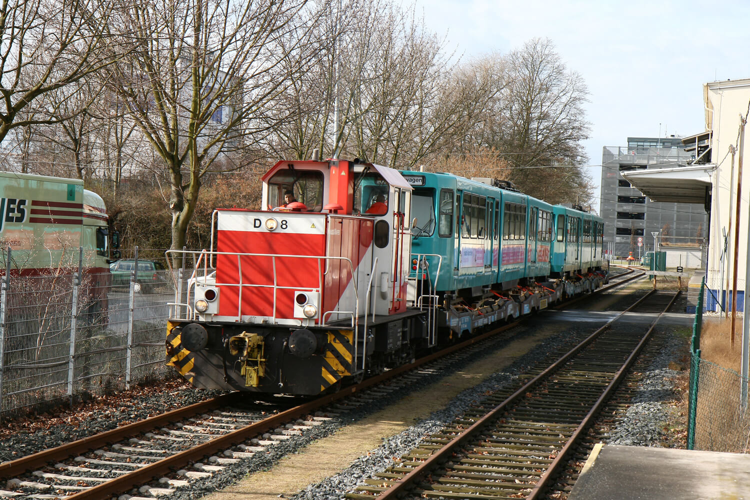 Verladung eines Wagens auf einen anderes Schienenfahrzeug