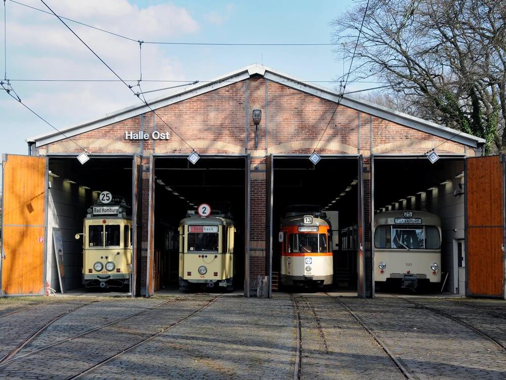 Halle Ost des Verkehrsmuseum mit vier Oldtimer Wagen nebeneinander.