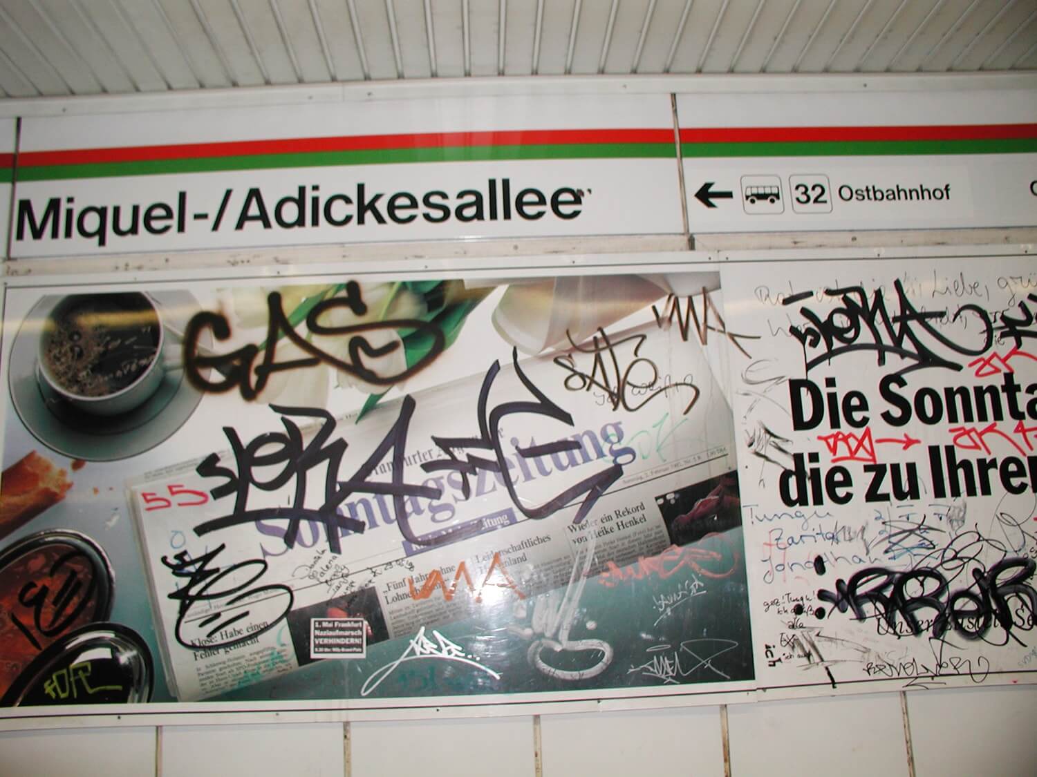 Wand an der Haltestelle Miquel-/Adickesalle mit Graffiti besprüht