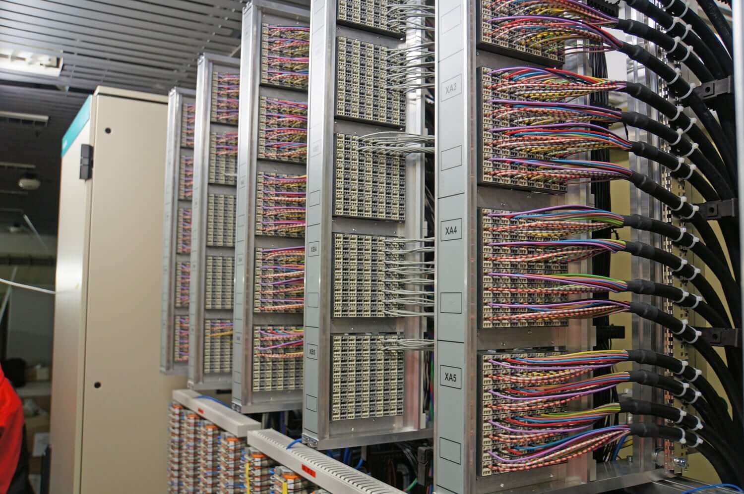 Stellwerkstechnik, Keller mit vielen Verkabelungen