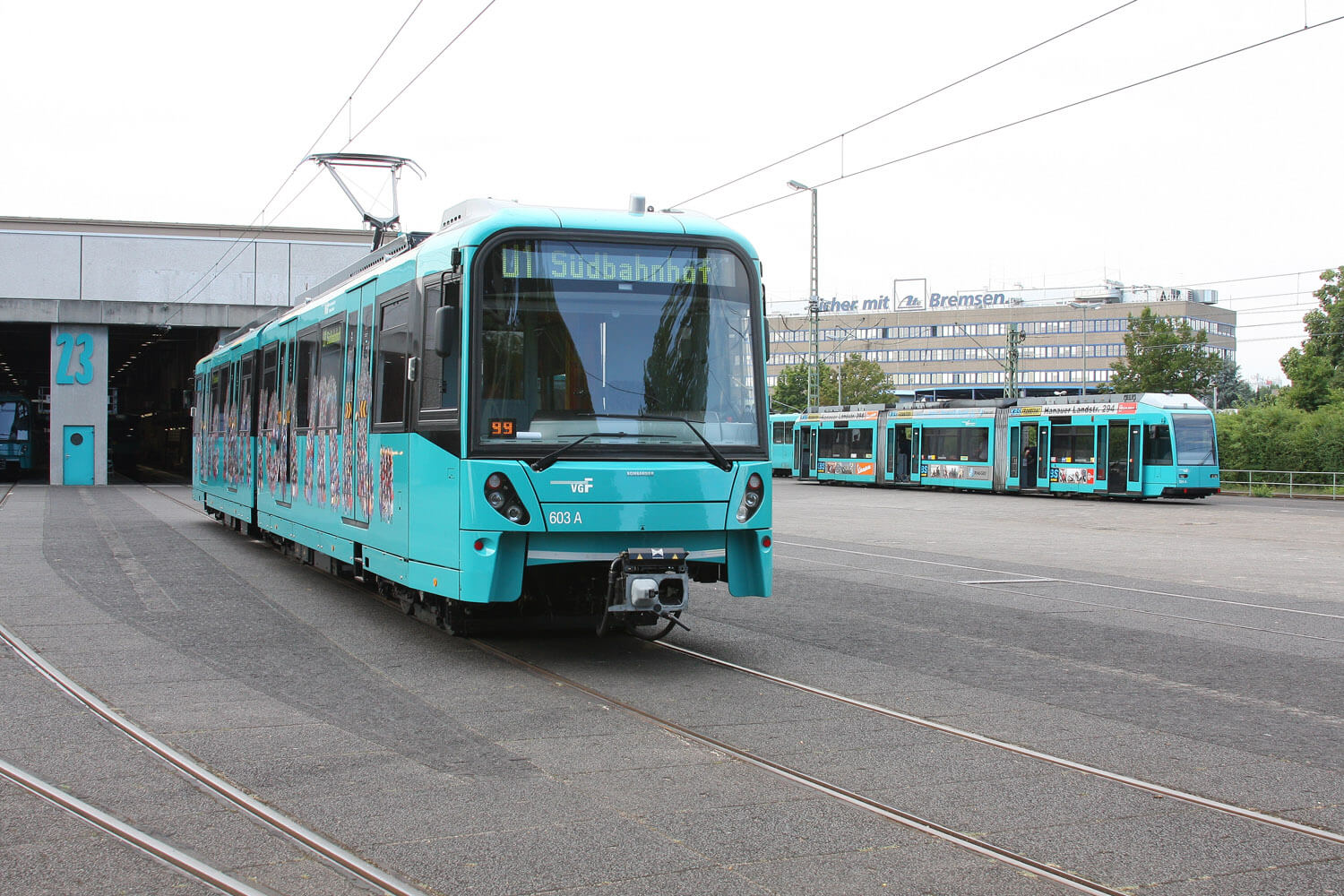 U1 Richtung Südbahnhof fährt aus der Halle mit der Nummer 23 heraus.