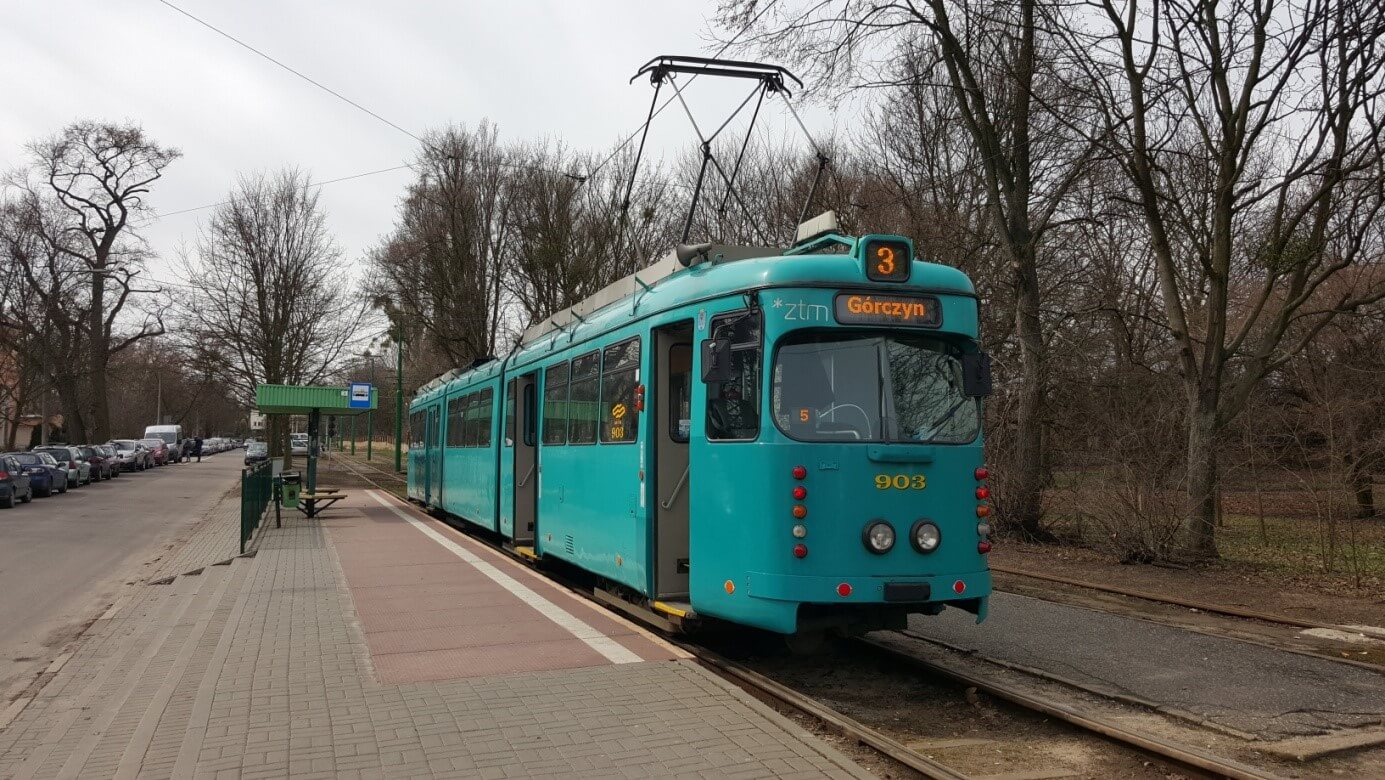 O-Wagen in "subaru-vista-blue"-Lackierung in "Wilczak" an einer Haltestelle.