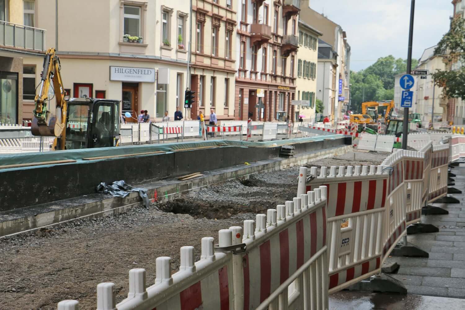 Baustelle in der Stadt mit zwei Baggern.