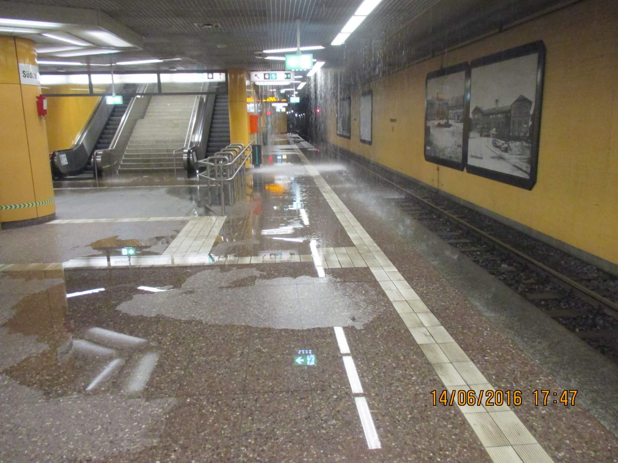 Nasser Boden mit großen Pfützen in der unterirdische Station Südbahnhof