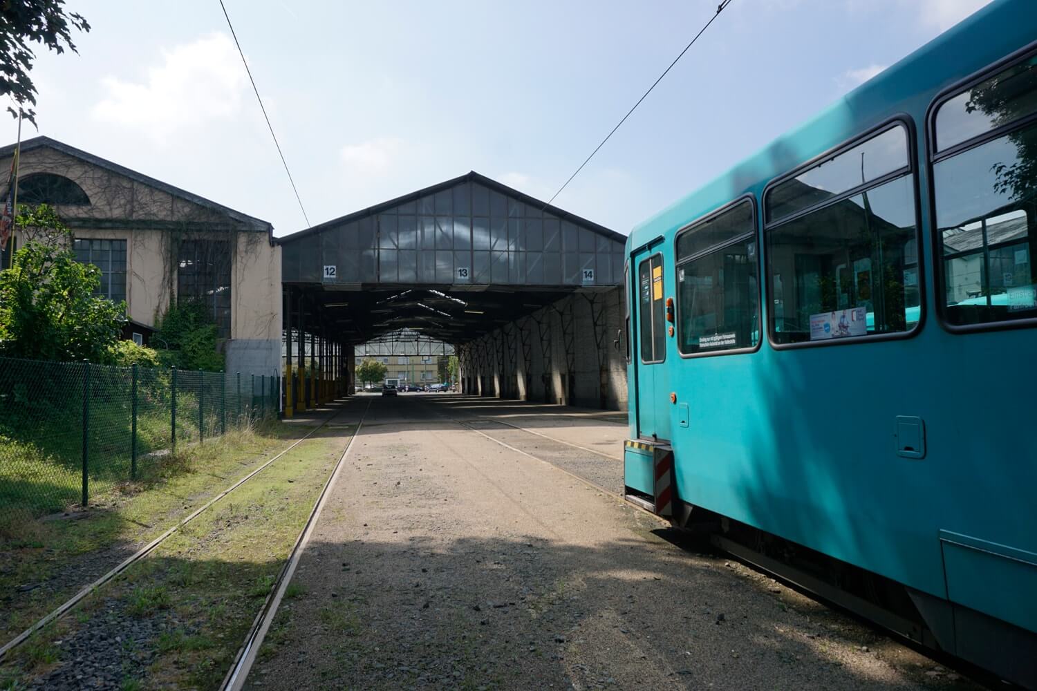 Ausschnitt einer Bahn vor dem Betriebshof bei sonnigem Wetter