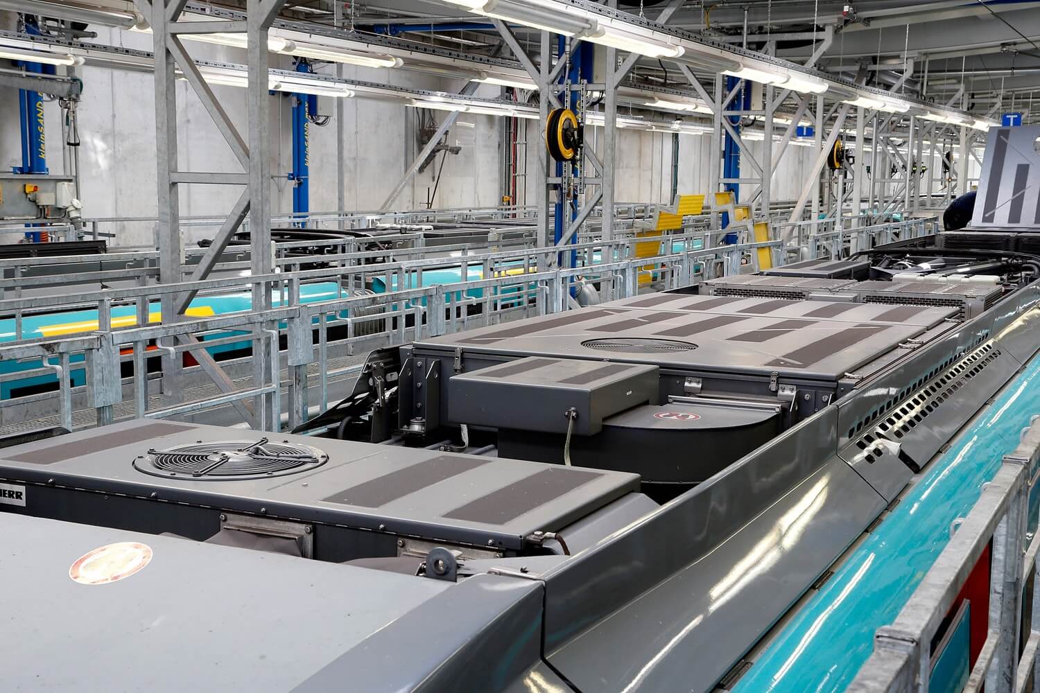 Oberseite einer Bahn mit Lüftungsgittern für die Klimaanlagen.