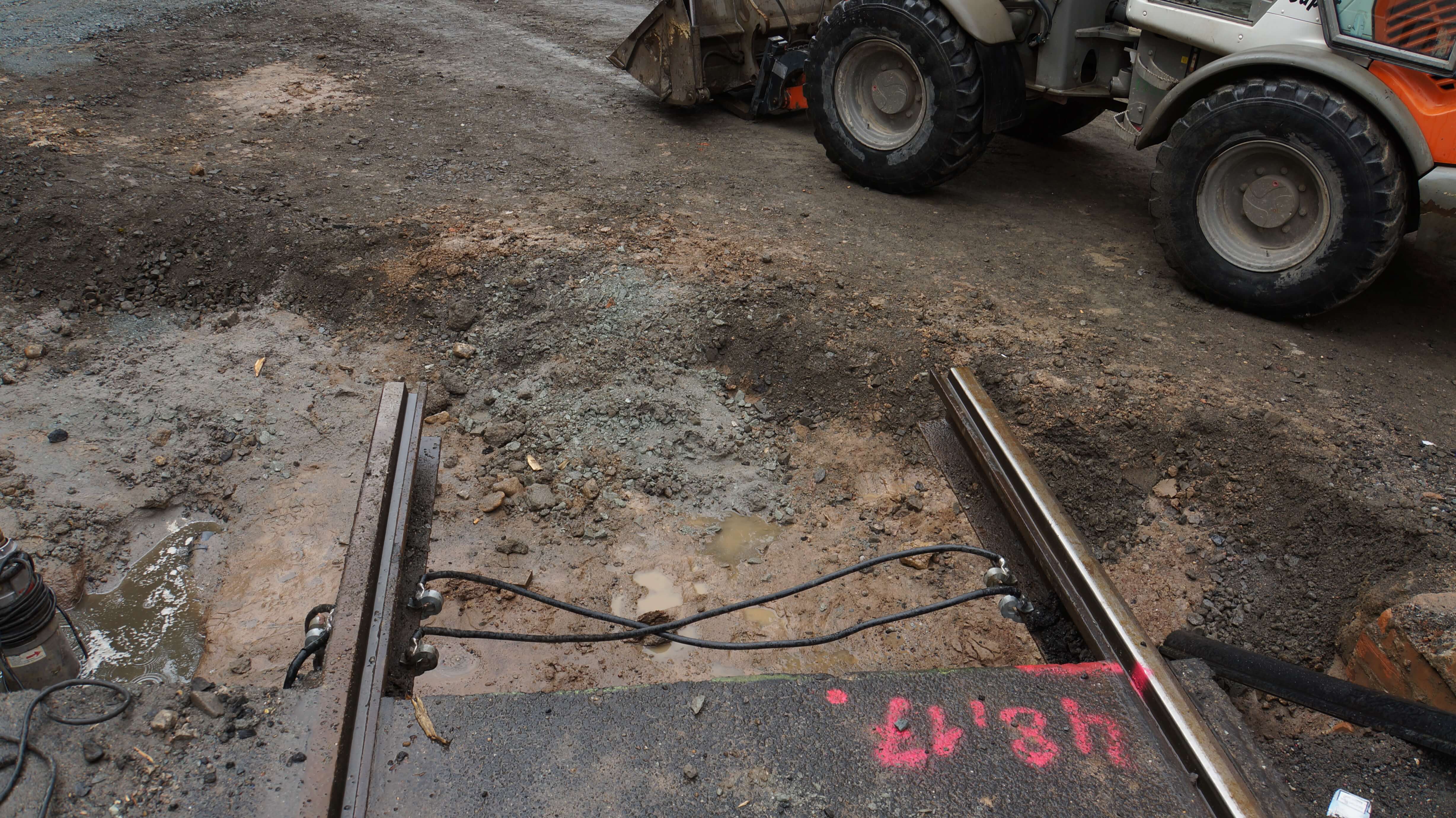 Nahaufnahme der Enden von Schienen auf der Baustelle.