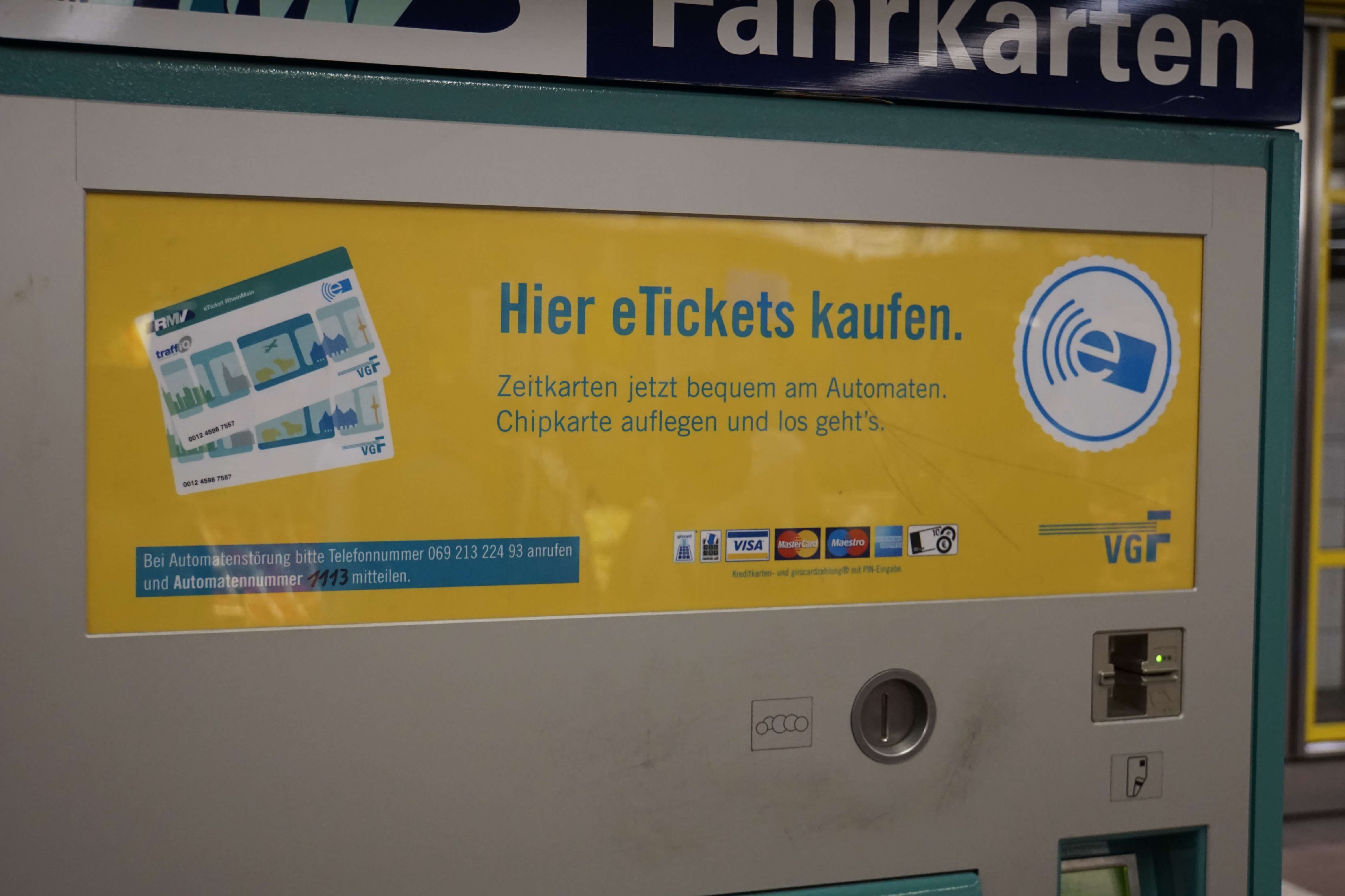 Nahaufnahme Ticketautomat "Hier eTickets kaufen. Zeitkarten jetzt bequem am Automaten. Chipkarte auflegen und los geht's."