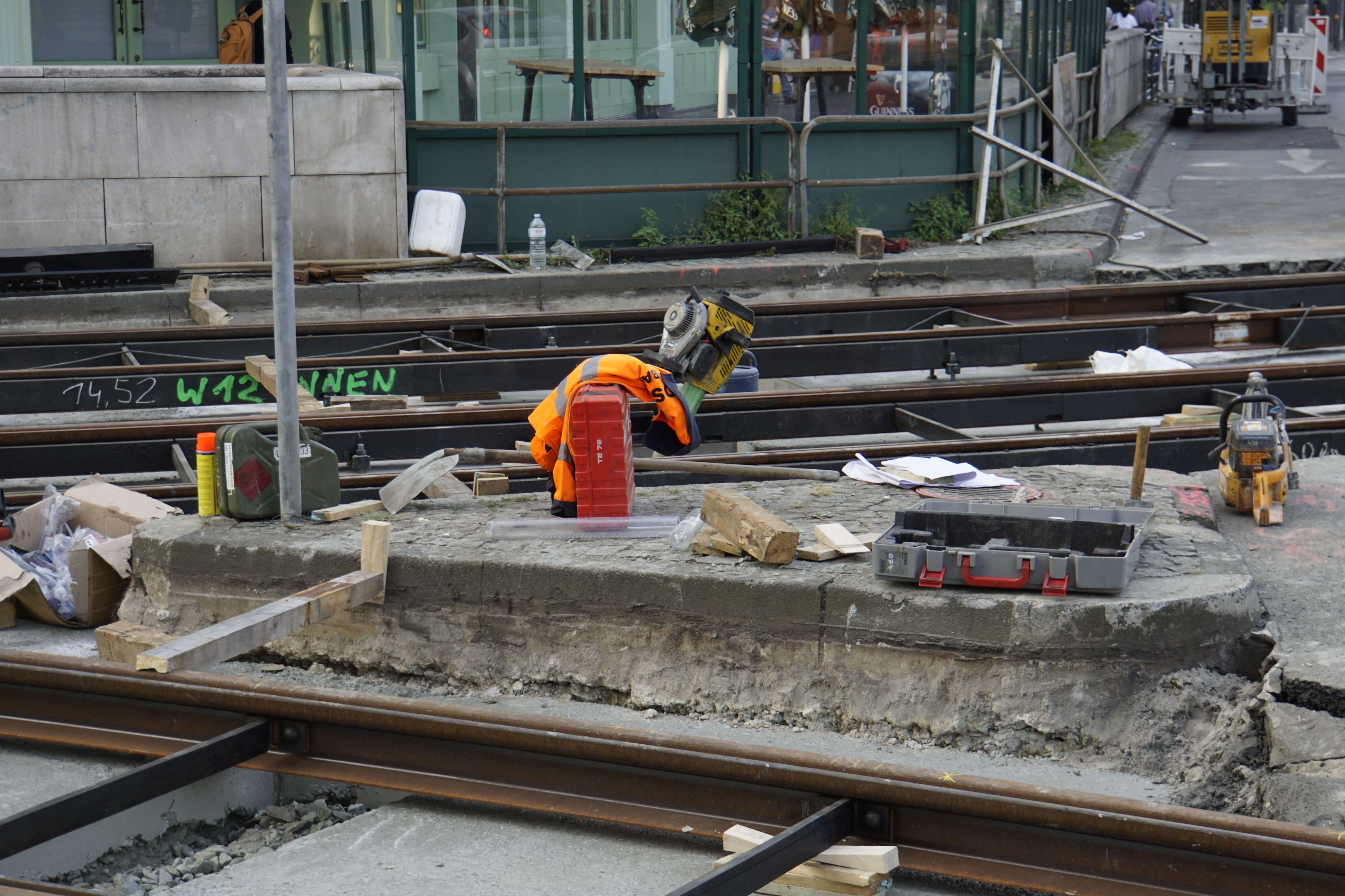 Werkzeug und Materialien neben den Schienen während den Bauarbeiten.