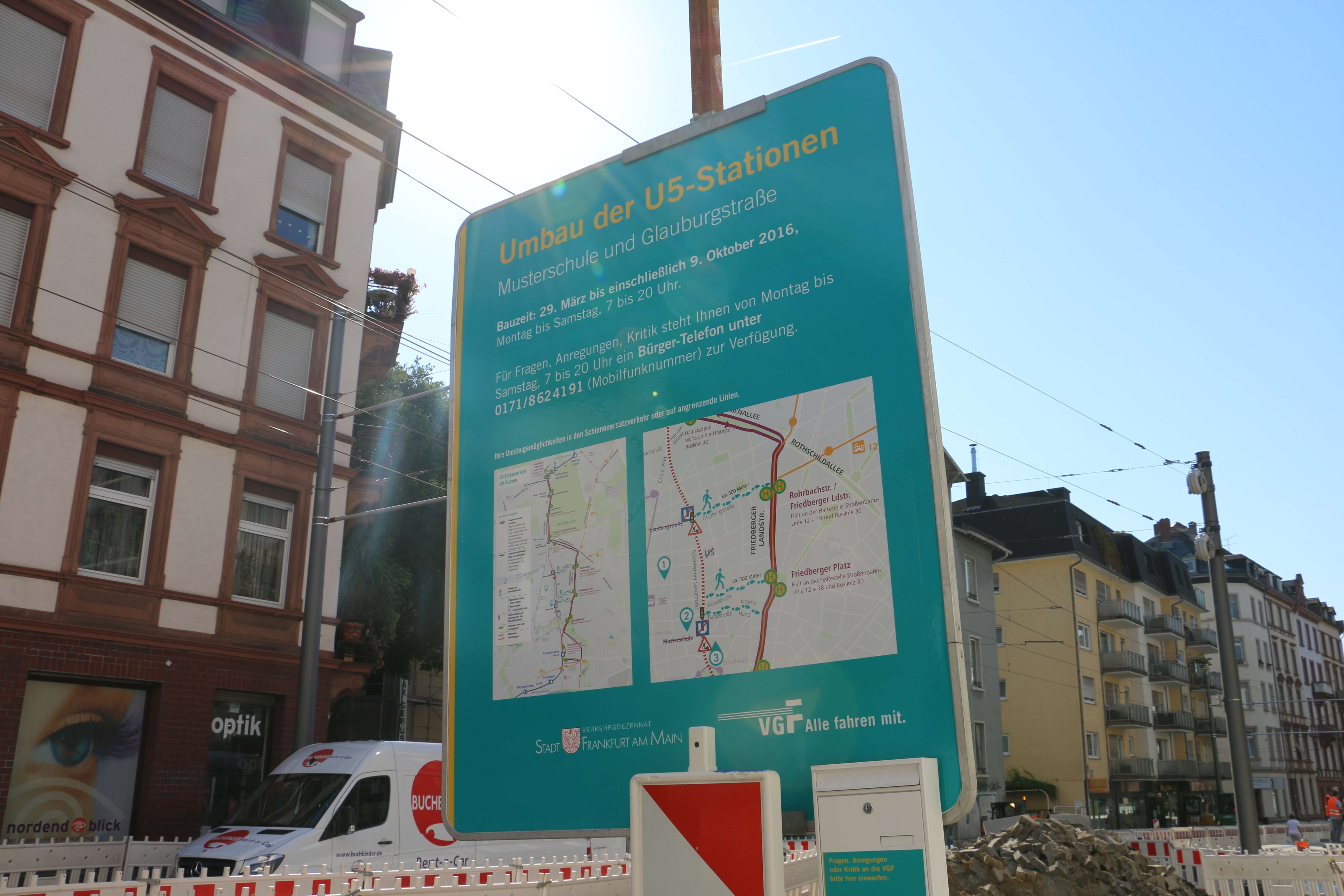 Schild an der Baustelle mit Infos zum Umbau der U5-Stationen.