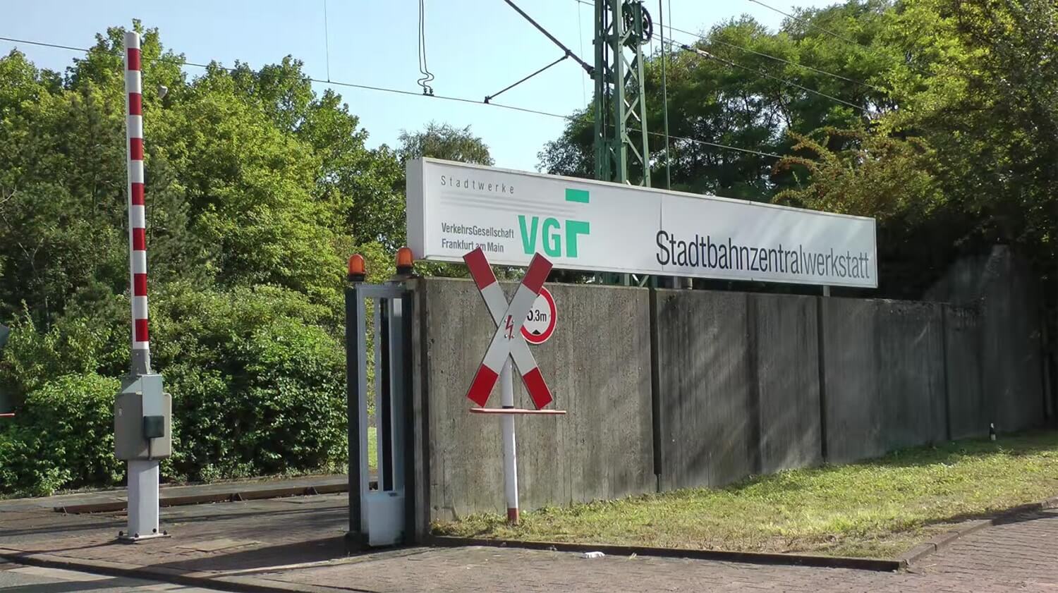 Stadtbahnzentrum Schild auf Mauer neben der Ausfahrt über die Schienen