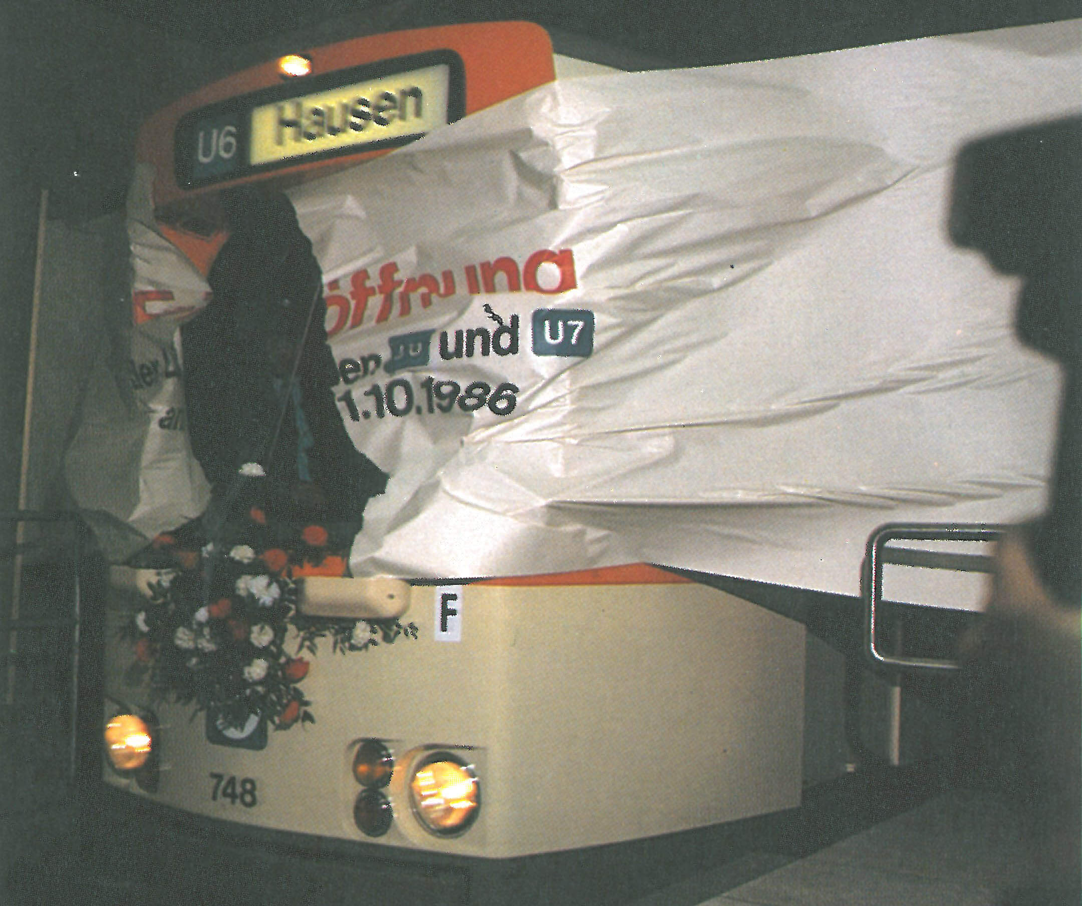 Banner zur Eröffnung der Linien U6 und U7 wird vor den Frontscheiben der U5 Richtung "Hausen" zerrissen.