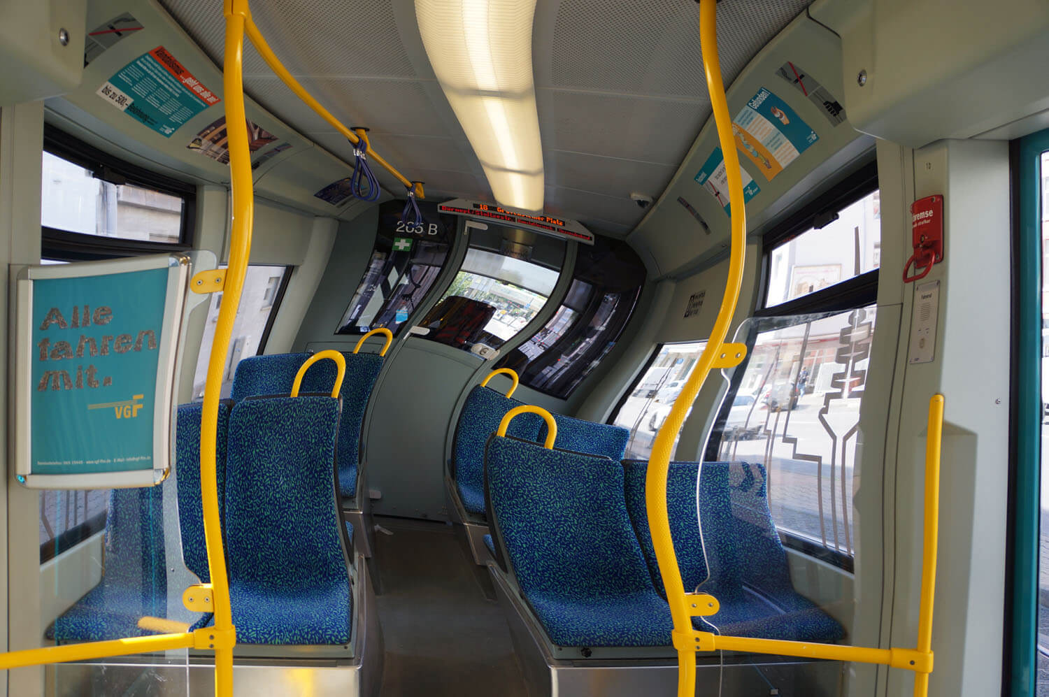 Verzogenes Bild einer Bahn von Innen mit Blick auf das Fahrerhäusschen.