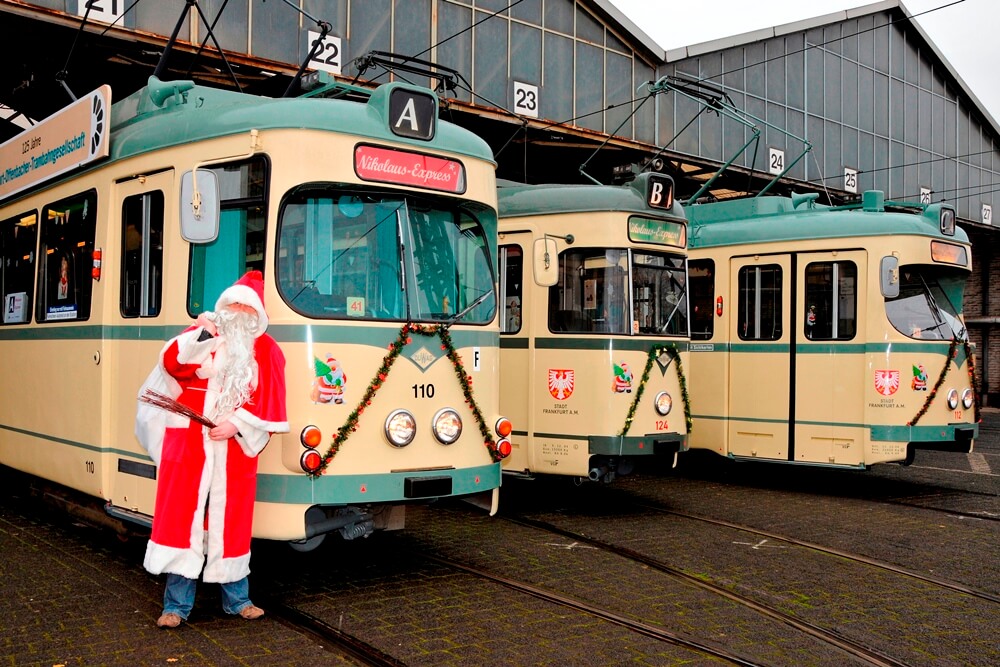 Der Nikolaus besucht die drei beim Nikolaus-Expres 2009 eingesetzten Züge vor ihrer Ausfahrt aus dem Deopt.