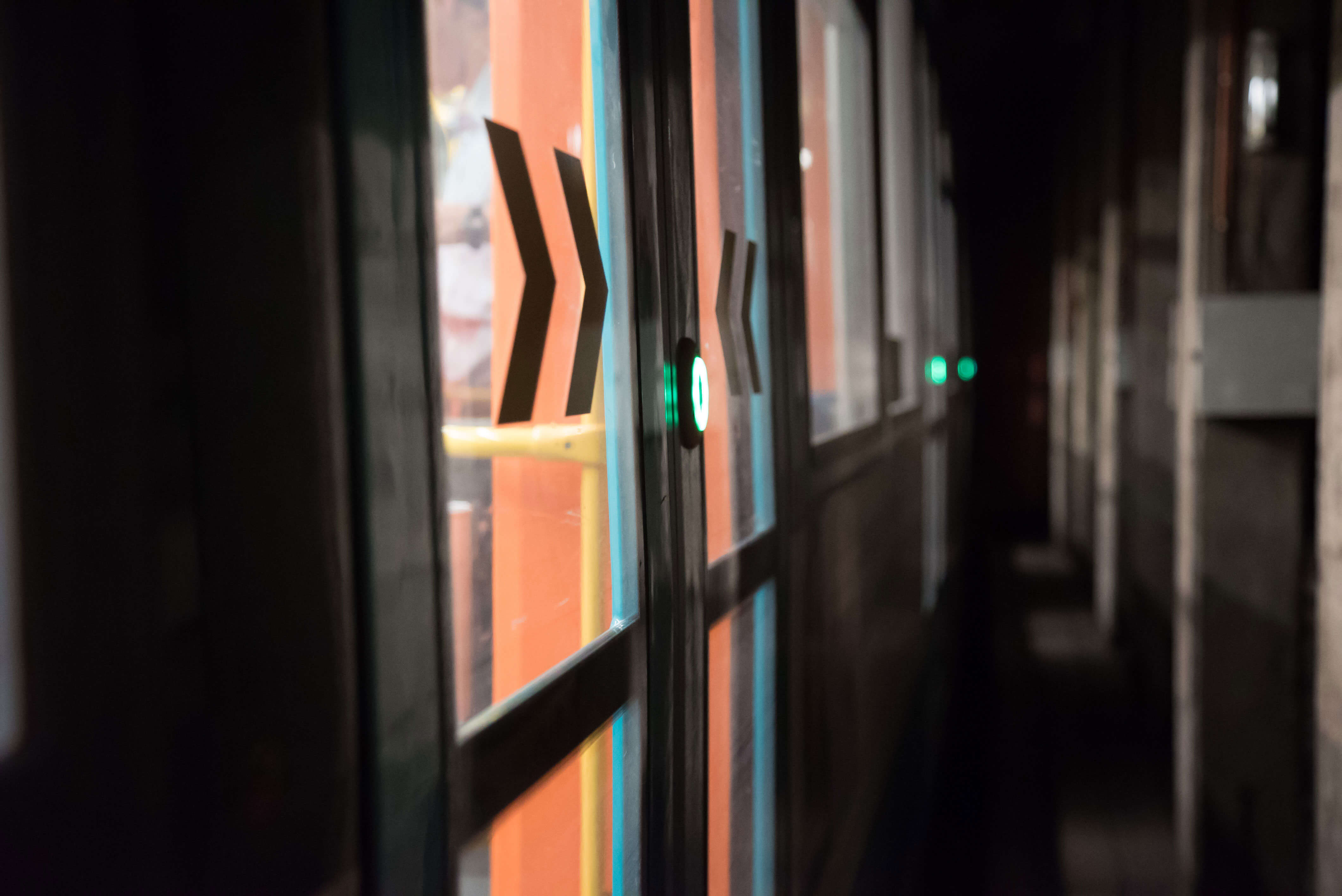 Tür eines U5 Wagens mit anstehender Türfreigabe in einer unterirdischen Abstellanlage.