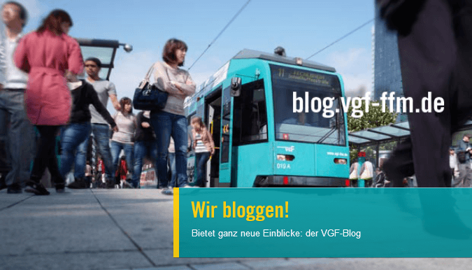 Slider Bild einer Bahn mit Passanten an der einer Haltestelle und dem Titel "Wir bloggen"