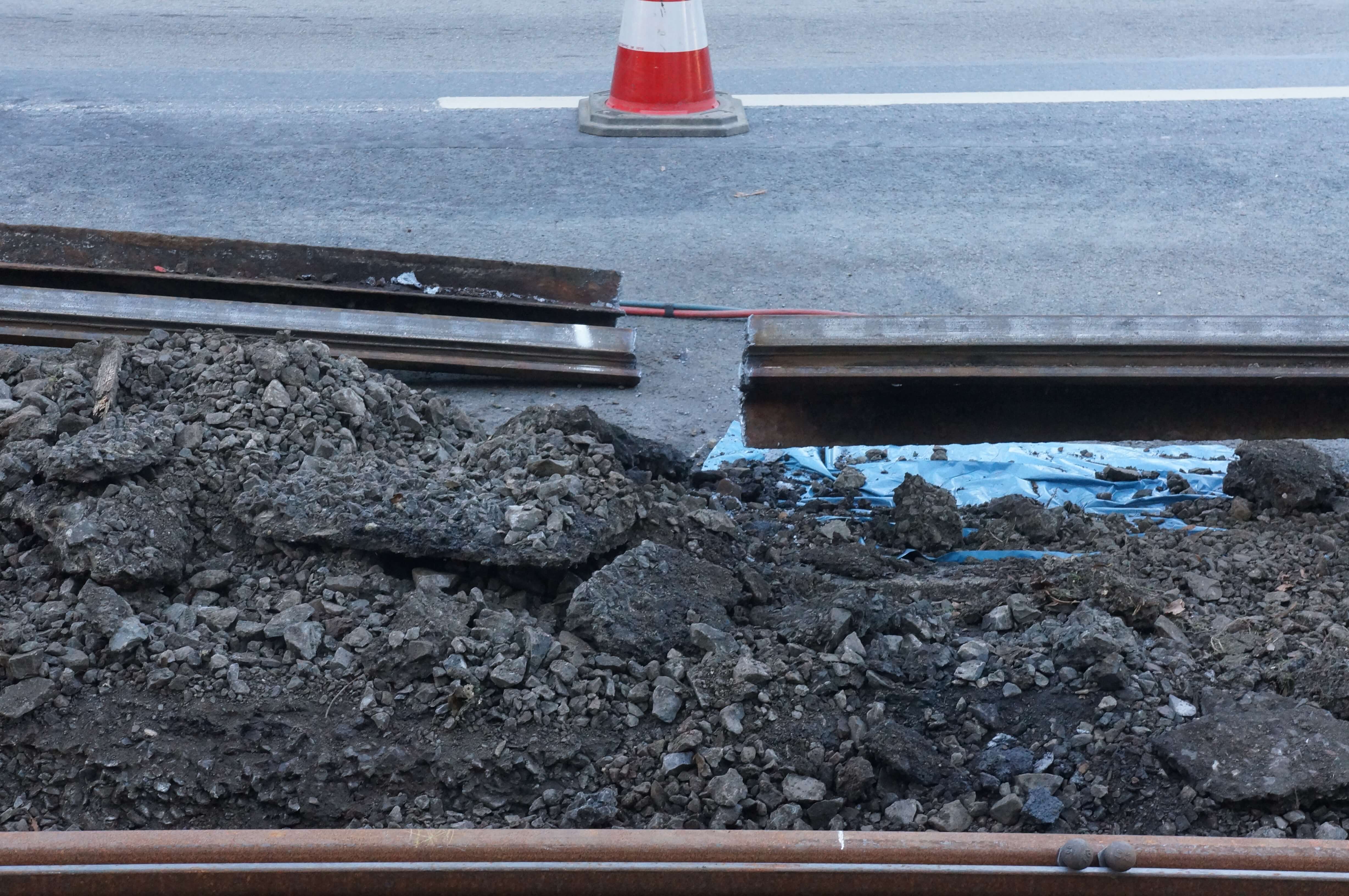 Gebrochene Schienen und aufgebrochener Asphalt.