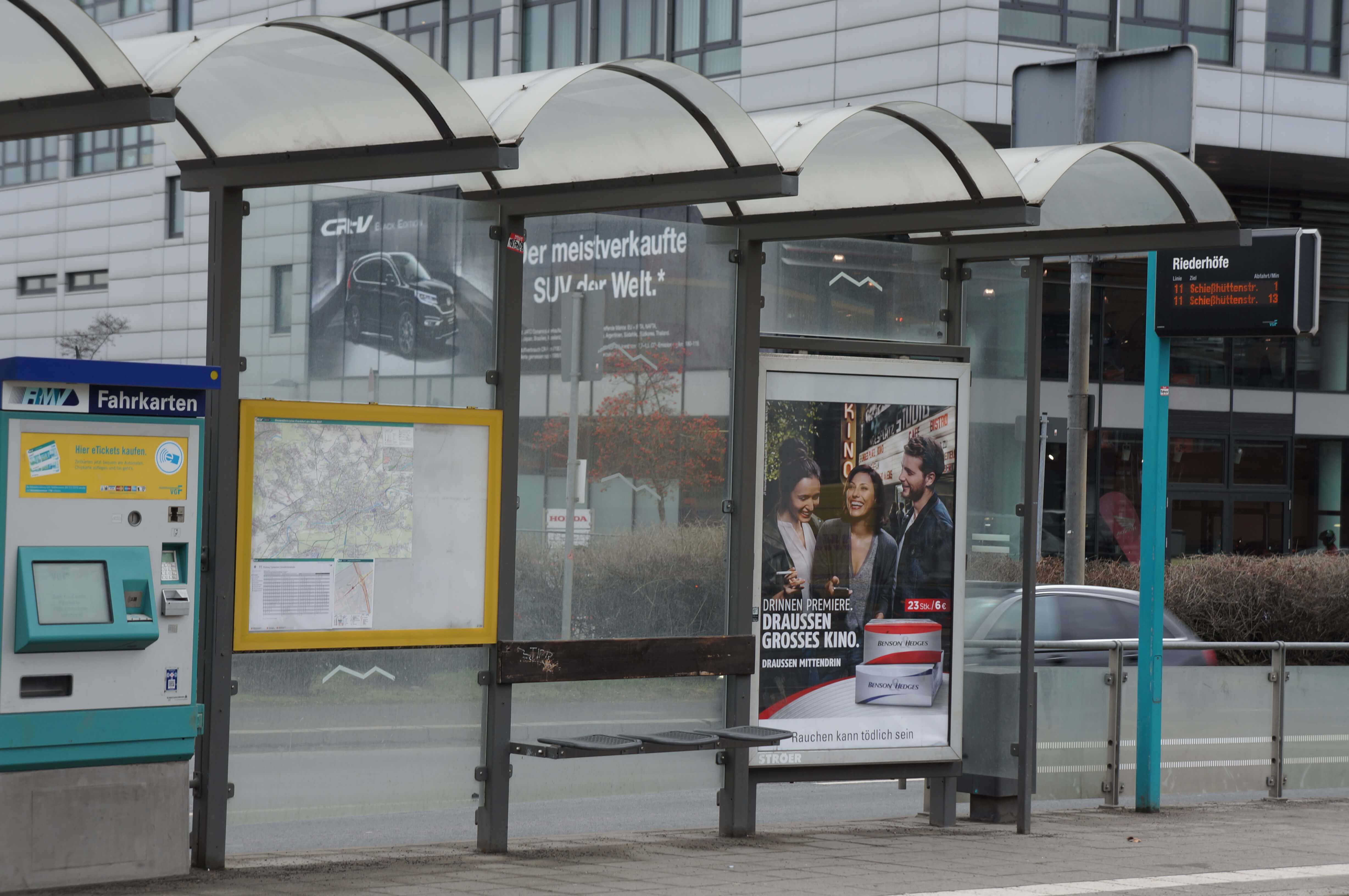 Überdachung. Fahrkartenautomat und Sitzgelegenheiten an der Haltestelle "Riederhöfe"