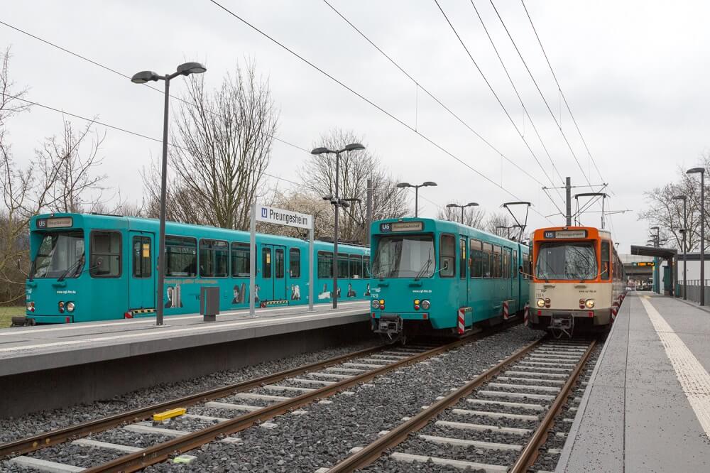 In der Endstation "Preungesheim" stehen am 12. März 2016 die drei Ptb-Wagen 725, 742 und 710 nebeneinander.