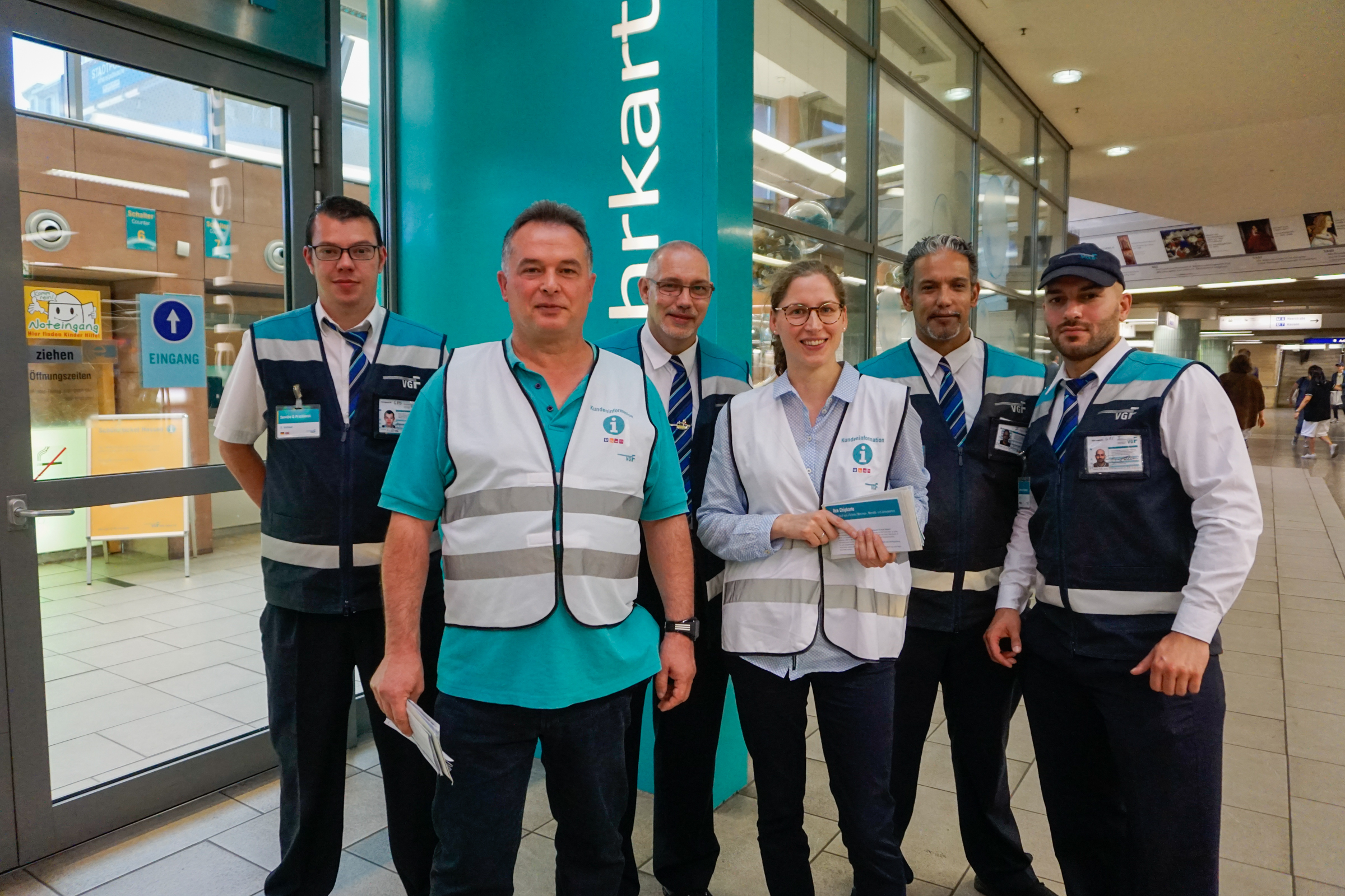 Gruppenbild von Mitarbeitern der VGF in der Hauptwache
