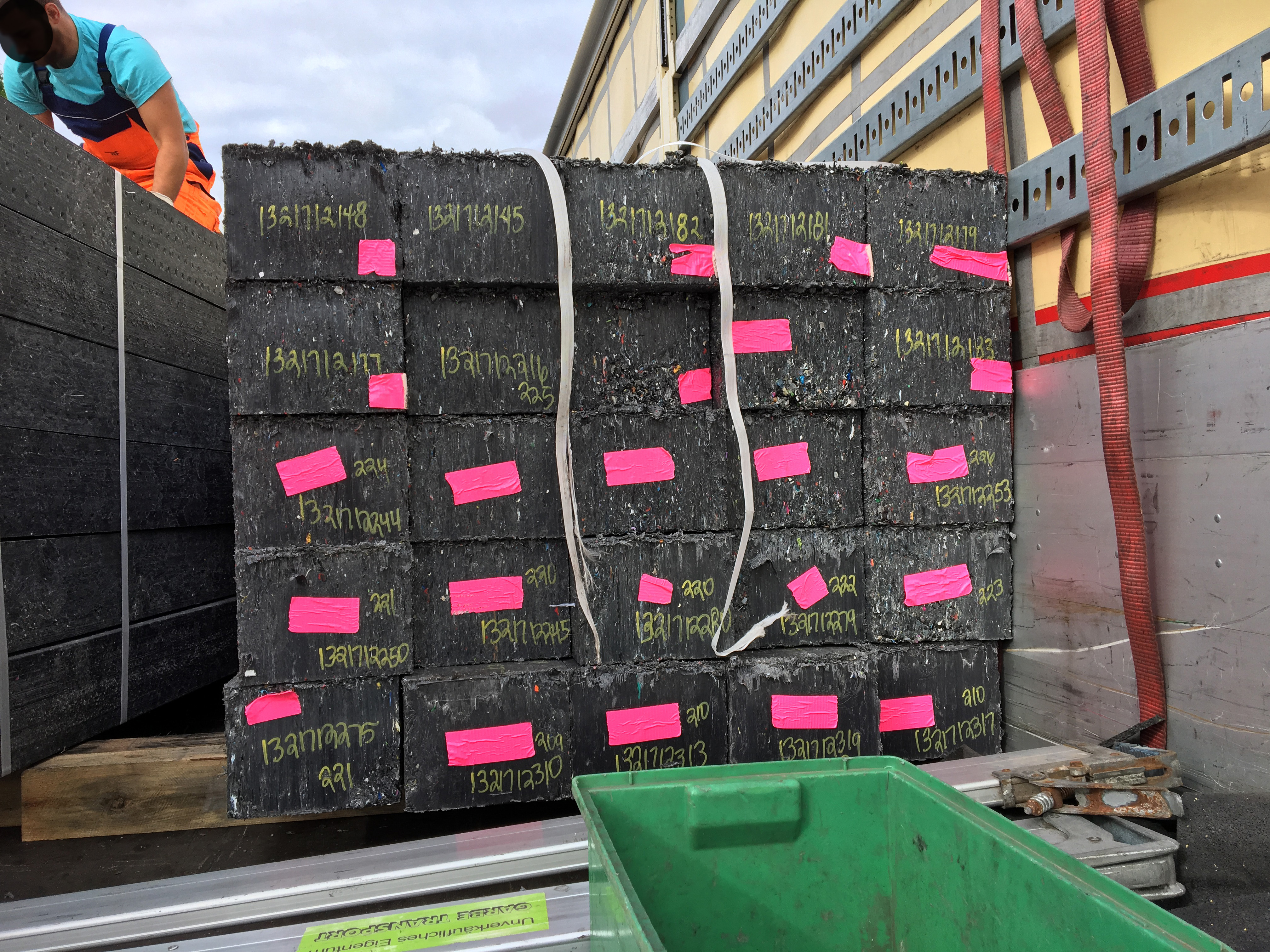 Gestapelte Schwellen für die Schienen