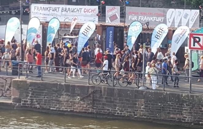 Menschen am Main vor dem Standwerke Frankfurt am Main beim Bewerben von Ausbildungen.