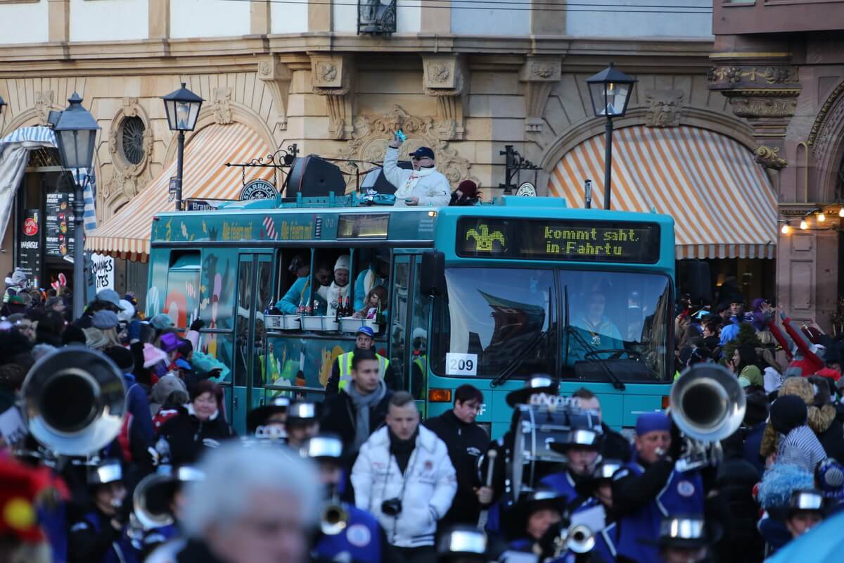 Bus der VGF beim Faschingsumzug