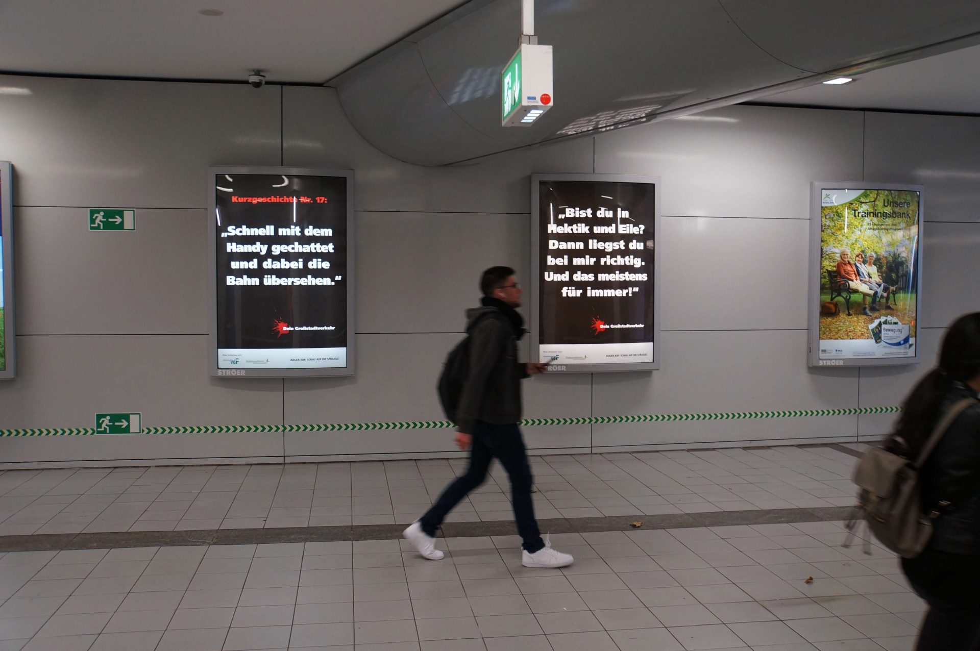 Plakate von "Dein Großstadtverkehr" an der Wand