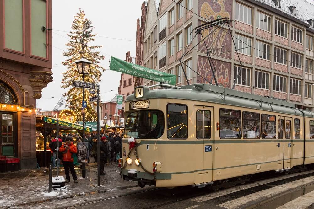 Auf seiner Fahrt in Richtung Fechenheim passiert der O-Wagen 111 den Frankfurter Weihnachtsmarkt in der Innenstadt.