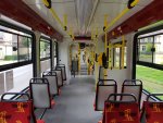 Blick in den Fahrgastinnenraum mit Sitzen in klassischen „Tramwaje Śląskie S.A.“-Design überzogen. im