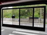 Neue Seitenschiebefenster statt ehemals Klappfenster ermöglichen es, den Kopf gänzlich aus dem Fahrzeug ragen zu lassen.