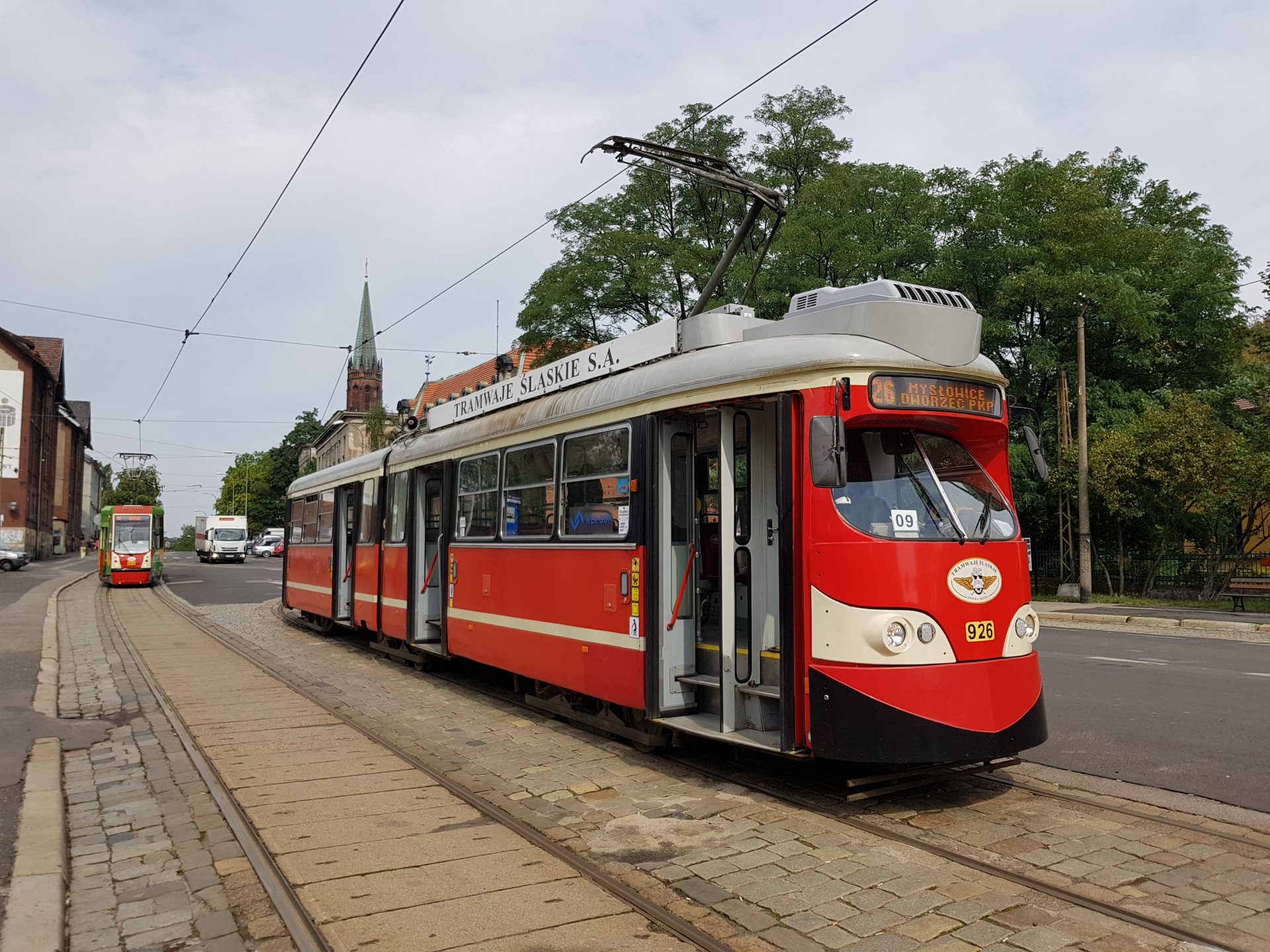 Aus Wien wurden 25 Wagen vom Typ „E1“ beschafft und teilweise modernisiert; hier an der Endhaltestelle „Myslowice“.