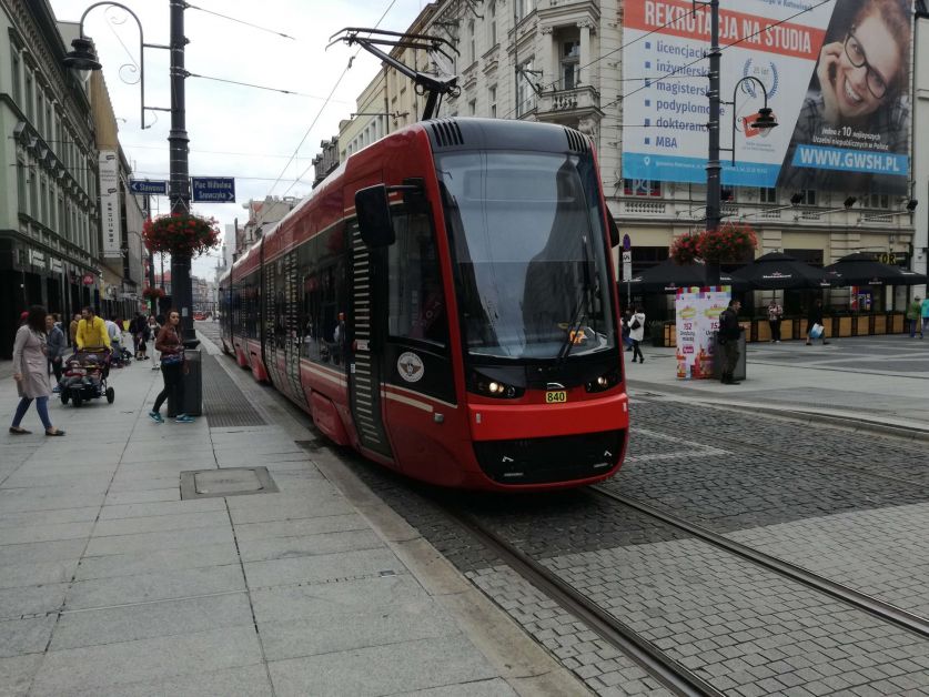 Bahn mit Niederflur unterwegs in der Innenstadt in Polen.